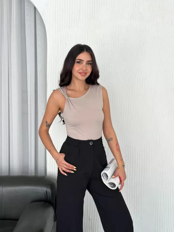 Osy Modal Yumuşak Dokulu Kumaş Bisiklet Yaka Kadın Sıfır Kol Bluz Omuz Toka Aksesuar Detaylı - Bej